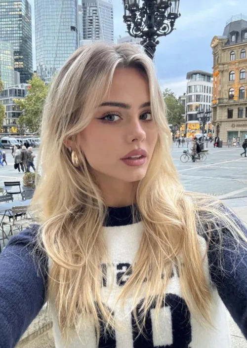 Thumbnail Get to Know Sara Crumbleleg: Stunning Highlight in the PrettyGirls Category