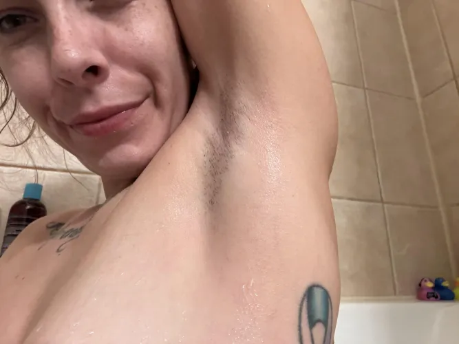 Thumbnail Bath Time Fun: Dive into Armpit Fetish with BeezyGee423