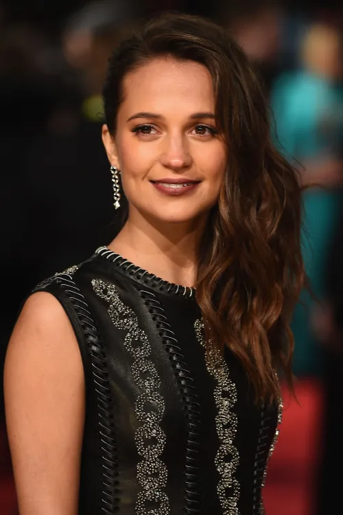 Thumbnail Alicia Vikander's Captivating Aura | Gentlemanboners