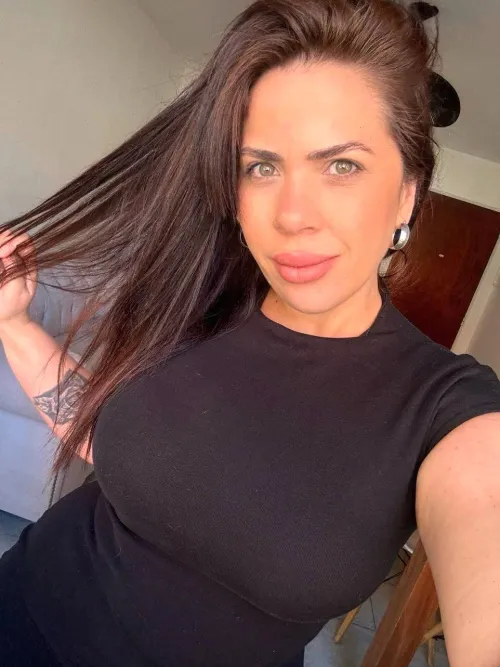 Thumbnail Alluring_Lilian's Classy Look with an Extra Touch: A 42F Distraction