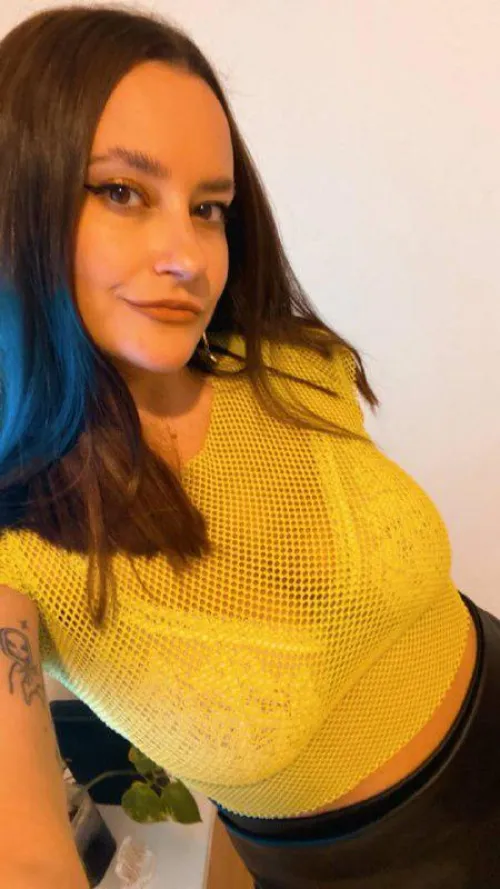 Thumbnail Exploring the Heat Under w_queen's Clothes