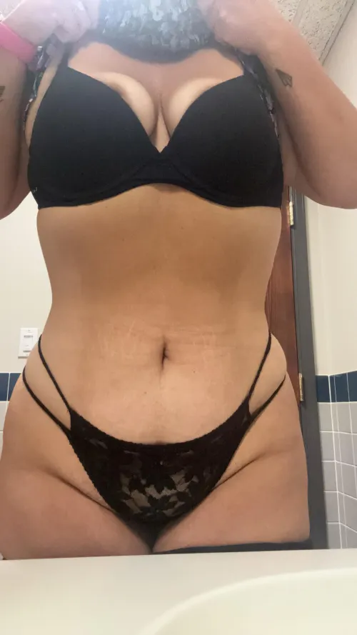 Thumbnail Sneaky Work Moments: AmazingCurves by sodisismylifenow