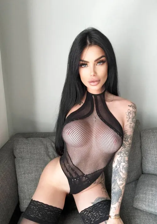Thumbnail Attention-Grabbing Allure - Curiosity Awaits on CamSluts