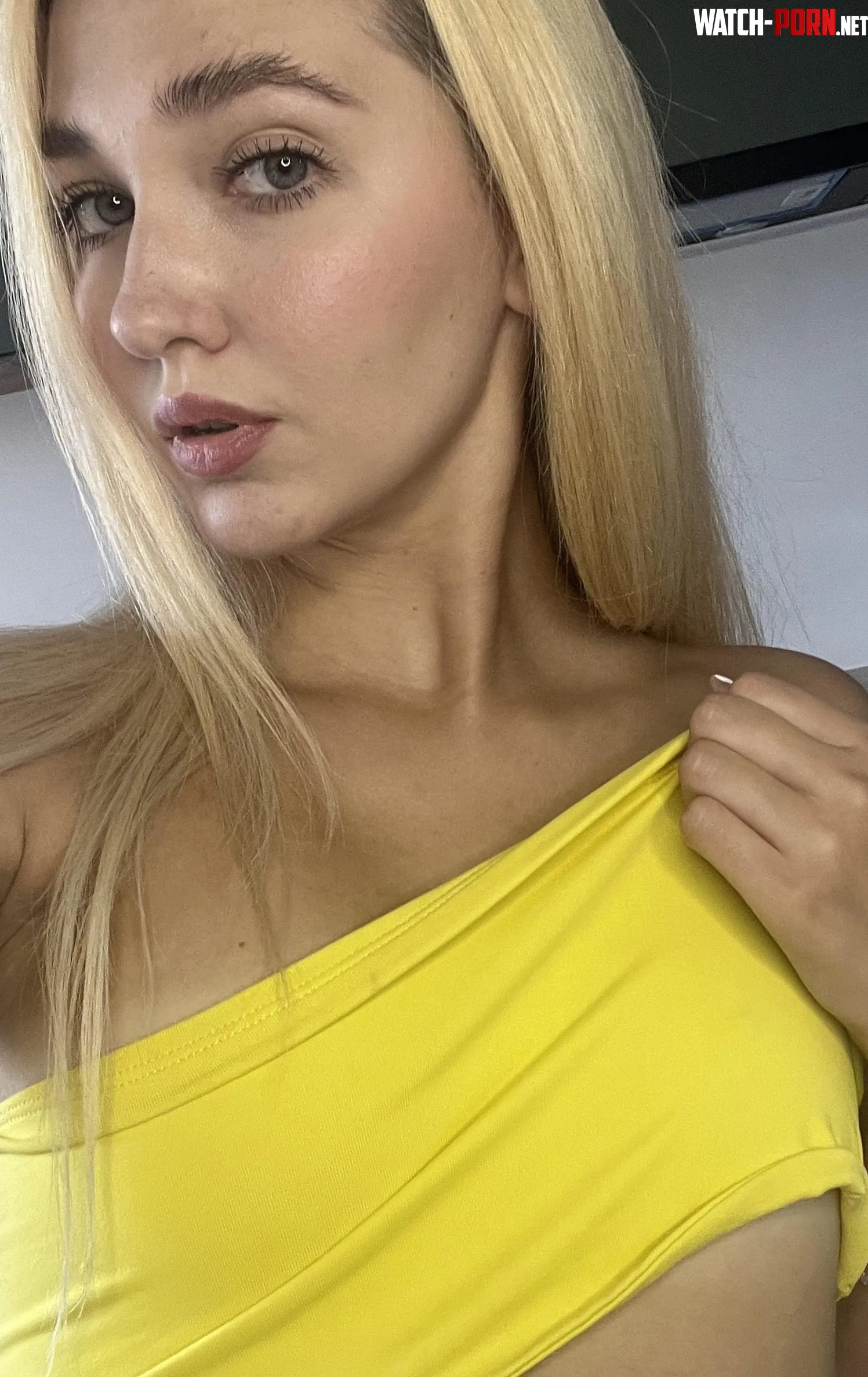 I love the color of my new top by Arya_Doll