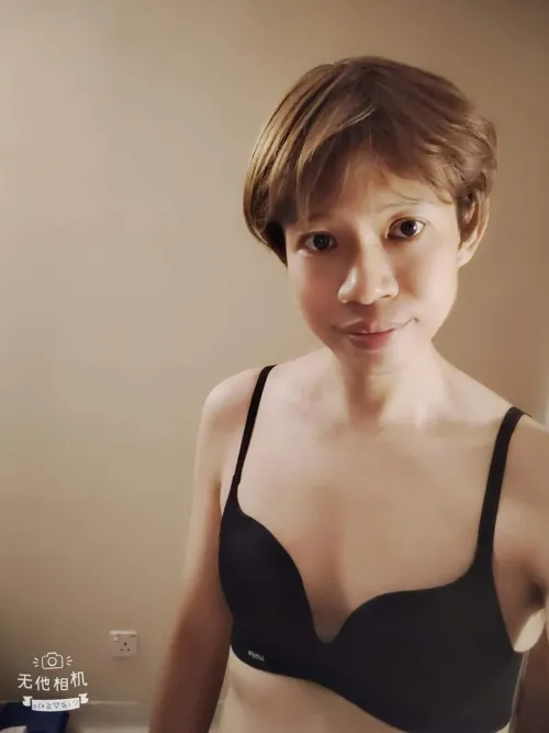 Thumbnail Rocking Short Hair: Few_Ad_3021's Confident Journey