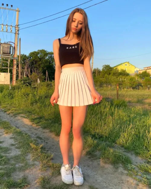 Thumbnail Layna_Raindrop's Allure: Channeling Sexiness in Crop Tops