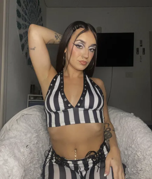 Thumbnail Shaved and Ready: Radbitchliv's Armpit Grooming Article