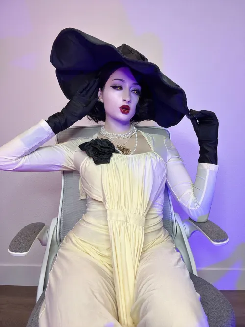 Thumbnail Lady Dimitrescu Resident Evil Cosplay by Cplaya_2