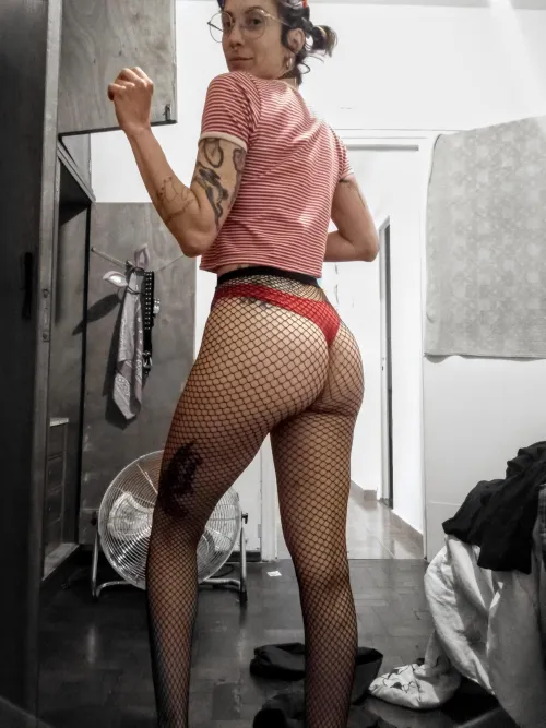Thumbnail tuttifuckiingfrutti Flaunts Big Booty in Fishnets | Babes Category