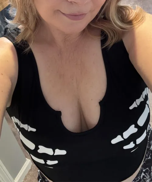 Thumbnail Bold Self-Expression: Captivating Skeleton Selfies by CougarMarie