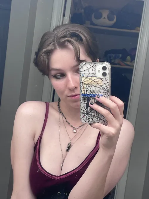 Thumbnail ComfyGrimRose: Velvet Top Struggles in Mirror Selfie