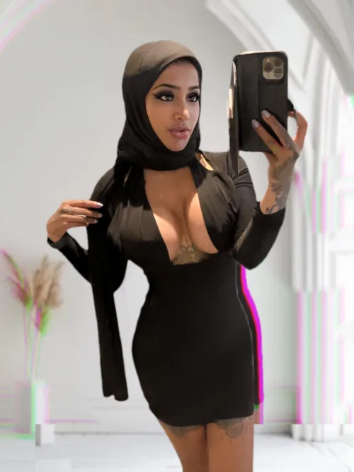 Thumbnail Embracing Elegance: The Allure of Yasmina Khan