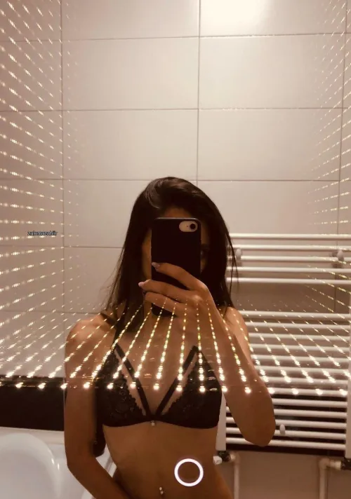 Thumbnail MirrorFront Desires: ZulemaZahiir's Alluring MirrorSelfie