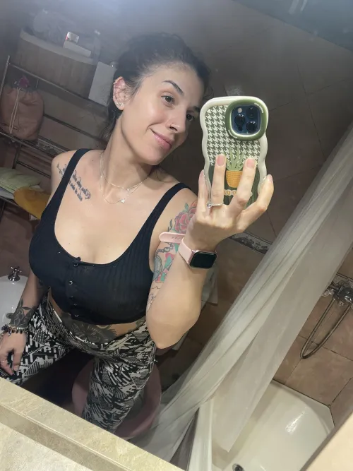 Thumbnail Pattern Love: garlicpeanuttt's Obsession with Yoga Pants Style