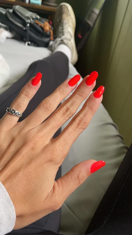 Thumbnail Captivating Crimson Claws: Nail Colors to Enthrall | breakingprivacy
