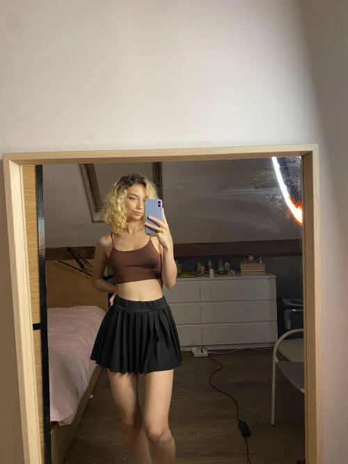 Thumbnail sianamour Flaunts Curves in MirrorSelfie with a Stylish Skirt
