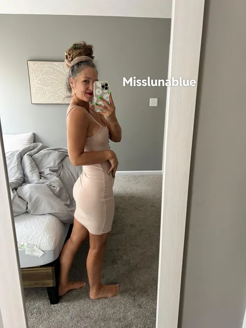 Thumbnail MirrorSelfie Glamour: misslunablue's Stunning Dress Moment