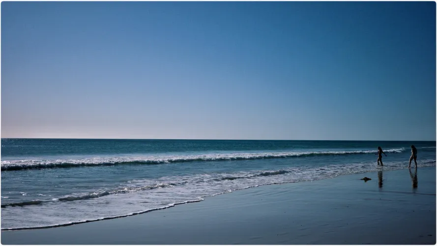 Thumbnail Blue Beach: Tranquility on the Coastline