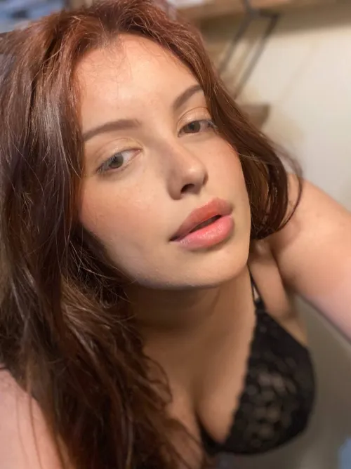 Thumbnail Miradas Que Enamoran: Emotive Nude Selfie by daraona