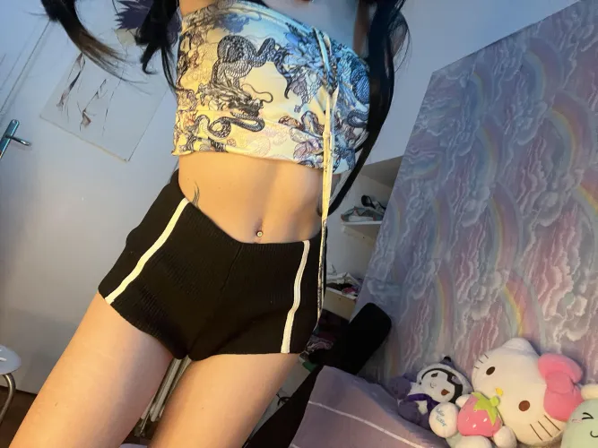 Thumbnail Flaunting a Flat Tummy and Skinny Thighs: Croptopgirls Beauty Debate