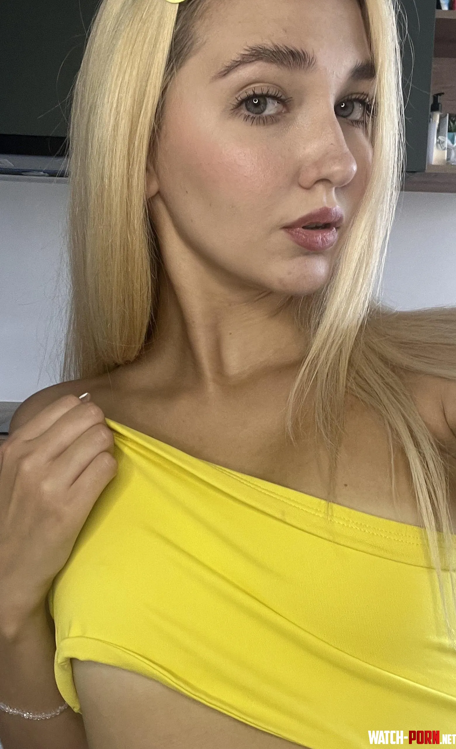 I love the color of my new top by Arya_Doll