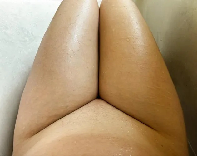 Thumbnail Affectionate-Low3737's Exploration: Thick Tub Thighs Revealed