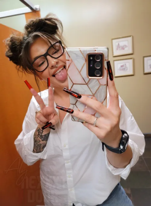 Thumbnail AlyneXXXtdoor's MirrorSelfie: Freaky Friday Fun
