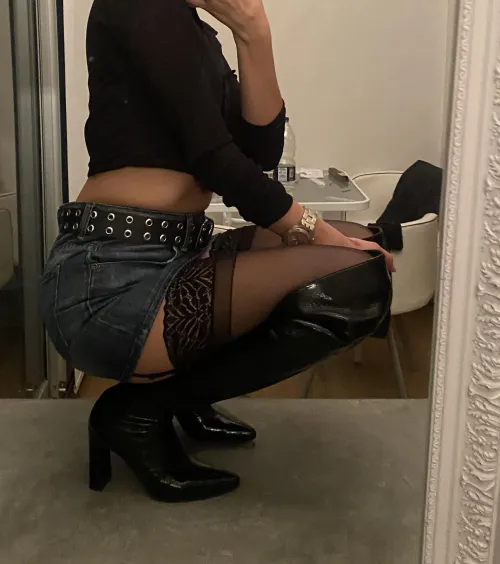 Thumbnail Discover the Sexiness of Leather Boots by Lolawildxx | LadiesInLeather