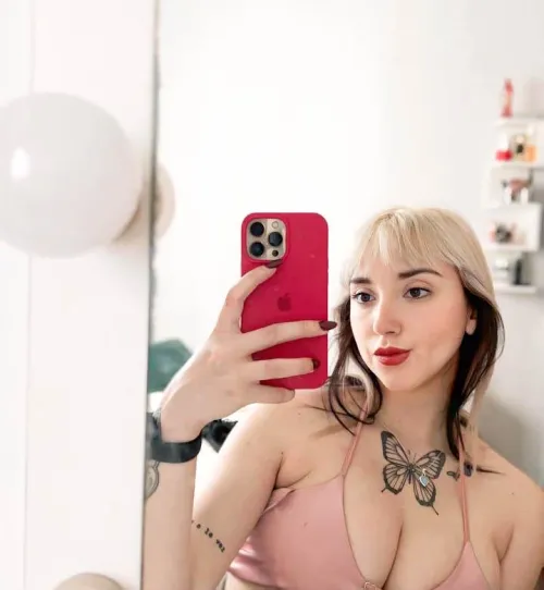 Thumbnail LolaPinking's MirrorSelfie Story: A Captivating Image with My New Phone