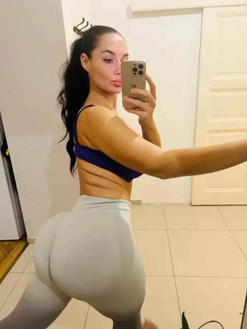 Thumbnail Perfect Fit: The Ultimate Leggings Review by FluidClothes7399