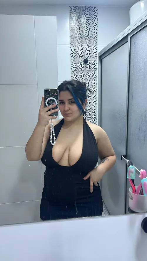 Thumbnail Self-Confidence Check Selfie by Jamiyaestatw in MirrorSelfie Category