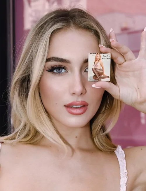 Thumbnail Heloise Hutthart: Unveiling the Allure of a Modern Muse