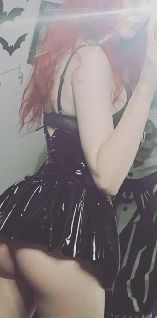 Thumbnail Polished Beauty: LivingDeadGothh's ShinyPorn Creation