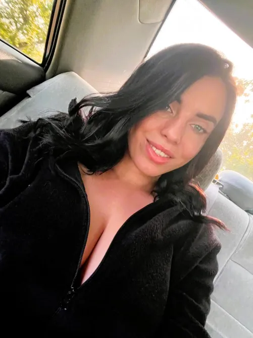 Thumbnail Captivating Cleavage: A Magnet for Eyes | ClaimbLily