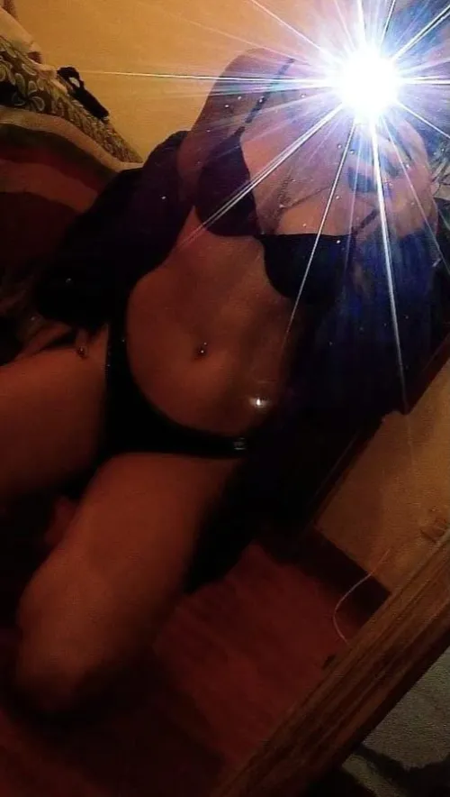 Thumbnail cari_na33's Alluring Promise: Your Secrets Await