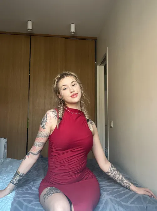Thumbnail CarrieEnjoyable: Showcase Curves in Stunning Tight Dresses