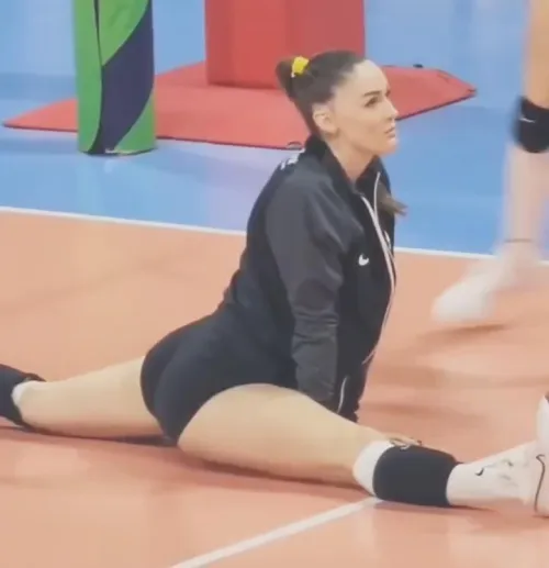 Thumbnail Athletic Elegance: Spotlight on Volleyball Player Zehra Gunes by YongWeddle