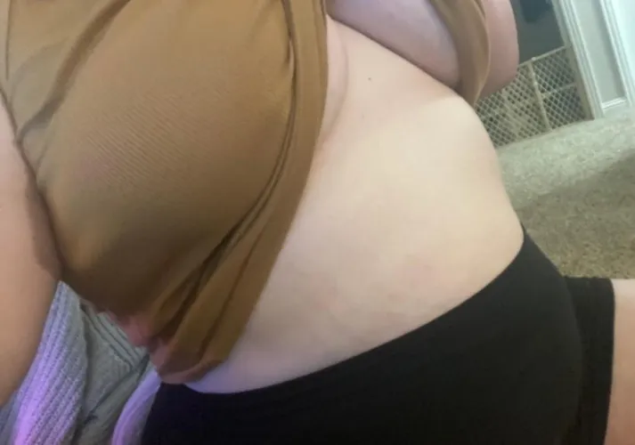 Thumbnail Underboob Enthusiasts, Unite in dykesgonewild