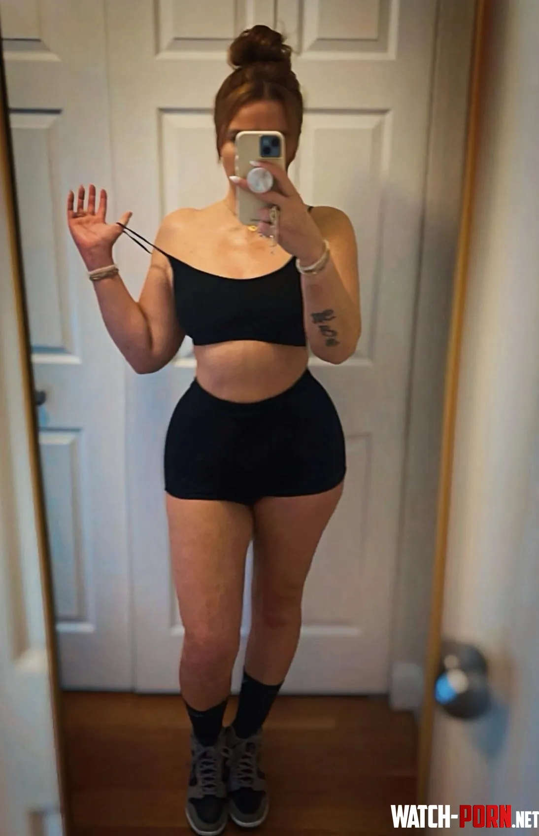 Hot MILF with a fat ass selling on snap MilfyPresley and telegram Presley11 live video verifications  by ItsPresley