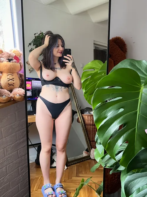 Thumbnail Vibing in Style: Littlest_Fern Shares a Nude Selfie Experience