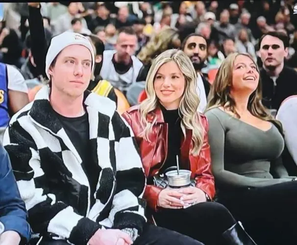 Thumbnail Front Row Distractions Bringing Drama to 2busty2hide by jdevo91