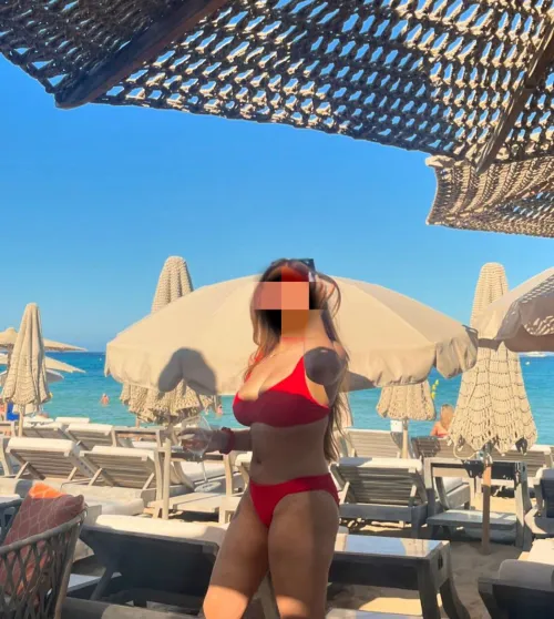 Thumbnail Embracing Red: Visual Delights Await | Discreet_25