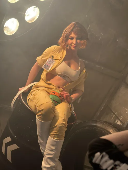 Thumbnail Vikaminskaya Portrays April O'Neil in Captivating Cosplay