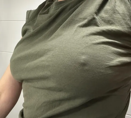 Thumbnail Andreaoneonone's Morning Glory: Woke Up Braless!