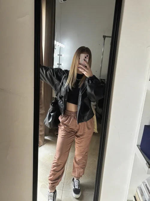 Thumbnail OOTD Mirror Selfie: 18F's Stylish Look | MoonlightNymphGoddes