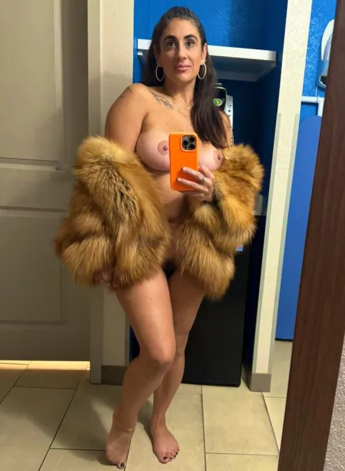 Thumbnail Indulge in Unique Rug Styles: Beaver with Beaver Selfie