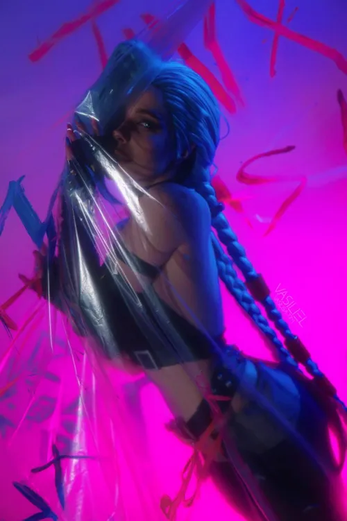 Thumbnail Vasiliel Wows in Jinx Cosplay: A True Masterpiece