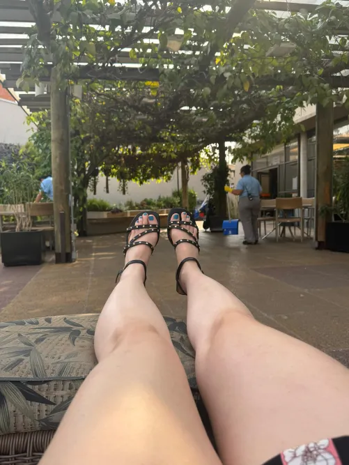 Thumbnail Legs Unveiled: Public Displays of Elegance