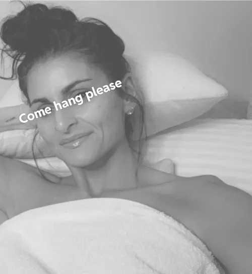 Thumbnail Is_it_her - Bored in Bed, Seeking Company