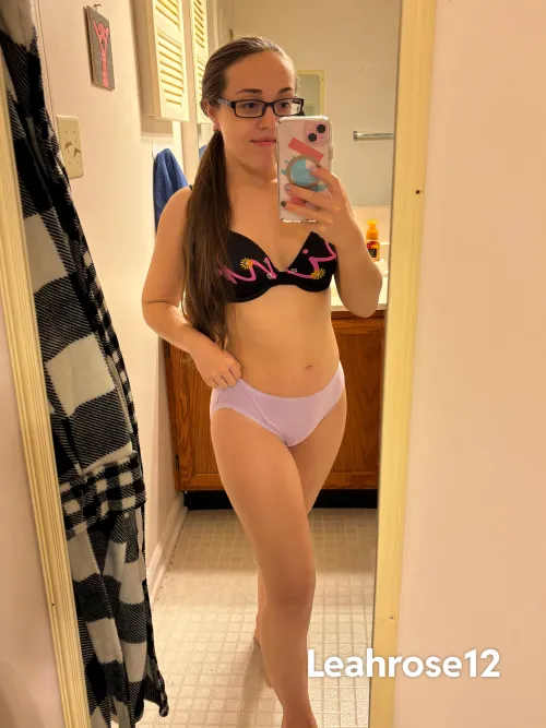 Thumbnail Smash or Pass: Petite Encounters with leahrose_12
